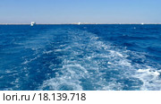 След от корабля в море. Стоковое видео, видеограф Михаил Коханчиков / Фотобанк Лори