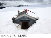 Хижина под снегом (2015 год). Стоковое фото, фотограф Александр Ковалёв / Фотобанк Лори