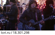 Родион Газманов поет в мороз на Манежной площади города Москвы в канун Нового года 31 декабря 2015. Редакционное видео, видеограф Николай Винокуров / Фотобанк Лори