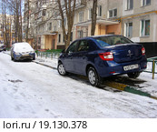 Машины, припаркованные на тротуаре во дворе дома на Хабаровской улице в Гольянове в Москве (2015 год). Редакционное фото, фотограф lana1501 / Фотобанк Лори