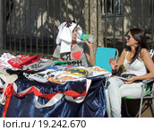 Уличная продажа футболок (2015 год). Редакционное фото, фотограф Павел Кулинич / Фотобанк Лори