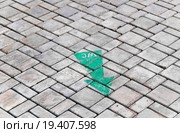 Указательная стрелка WC на брусчатке. Стоковое фото, фотограф Алёшина Оксана / Фотобанк Лори
