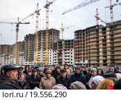 Собрание дольщиков у строительной площадки (2015 год). Редакционное фото, фотограф Вячеслав Палес / Фотобанк Лори