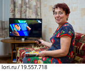 Пожилая женщина смотрит телевизор. Стоковое фото, фотограф Вячеслав Палес / Фотобанк Лори