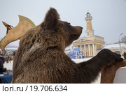Чучело медведя с деревянным топором стоит на центральной городской Сусанинской площади в городе Костроме, Россия (2016 год). Редакционное фото, фотограф Николай Винокуров / Фотобанк Лори