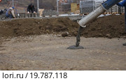 Машина выливает жидкий бетон на землю. Стоковое видео, видеограф Kozub Vasyl / Фотобанк Лори