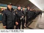 Сотрудники полиции обеспечивают общественную безопасность в московском метрополитене. Редакционное фото, фотограф Михаил Михин / Фотобанк Лори