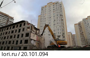 Экскаватор сносит жилой дом в Москве (2016 год). Редакционное видео, видеограф Владимир Журавлев / Фотобанк Лори