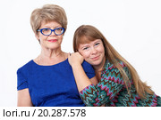 Взрослая дочь прижимается к своей пожилой матери, белый фон. Стоковое фото, фотограф Кекяляйнен Андрей / Фотобанк Лори