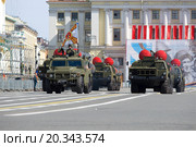 Колонна ракетных пусковых установок ЗРС С-300ПМ выходит на Дворцовую площадь. Репетиция парада в честь Дня Победы, Санкт-Петербург (2015 год). Редакционное фото, фотограф Виктор Карасев / Фотобанк Лори