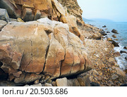 Растрескавшийся валун песчаника на берегу Черного моря. Стоковое фото, фотограф Алексей Маринченко / Фотобанк Лори