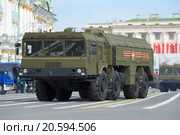 Самоходная пусковая установка МЗКТ-7930 ракетного комплекса "Искандер" крупным планом. Репетиция парада в честь дня Победы в Санкт-Петербурге (2015 год). Редакционное фото, фотограф Виктор Карасев / Фотобанк Лори