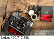 Ретро винтажная фотокамера на деревянном текстурном фоне. Стоковое фото, фотограф Казаковцев Никита / Фотобанк Лори
