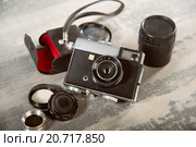 Ретро винтажная фотокамера на деревянном текстурном фоне. Стоковое фото, фотограф Казаковцев Никита / Фотобанк Лори