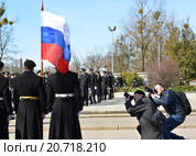 Мужчины фотографируют знаменную группу морских пехотинцев на праздновании 70-летия штурма Кенигсберга. Калининград, 9 апреля 2015 года. Редакционное фото, фотограф Ирина Борсученко / Фотобанк Лори