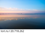Облака отражаются в водах Сакского соленого озера. Крым (2015 год). Стоковое фото, фотограф Алексей Маринченко / Фотобанк Лори