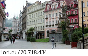 Туристы на улочках Старого города. Карловы Вары, Чешская Республика (2014 год). Редакционное видео, видеограф Куликов Константин / Фотобанк Лори