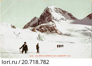 Альпинисты на леднике, на фоне горы Монч (Монк) в швейцарских Альпах (Der Monch (4105 m) vom Jungfraufirn aus) Стоковое фото, фотограф Роман Жуков / Фотобанк Лори