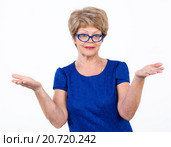 Женщина в возрасте разводит руками в стороны с улыбкой на лице, белый фон. Стоковое фото, фотограф Кекяляйнен Андрей / Фотобанк Лори