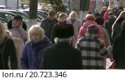 Толпа людей идут по городу (2016 год). Редакционное видео, видеограф Андрей Шалари / Фотобанк Лори
