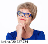 Пожилая женщина мечтает, подняв глаза вверх, белый фон. Стоковое фото, фотограф Кекяляйнен Андрей / Фотобанк Лори