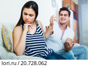 Spouses trying to put things right. Стоковое фото, фотограф Яков Филимонов / Фотобанк Лори