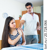 Man trying to reconcile with woman. Стоковое фото, фотограф Яков Филимонов / Фотобанк Лори