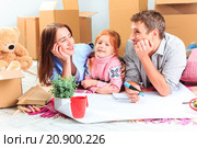 The happy family  during repair and relocation. Стоковое фото, фотограф Volodymyr Melnyk / PantherMedia / Фотобанк Лори