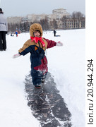 Маленький ребенок катается на ледяной дорожке. Стоковое фото, фотограф Бондаренко Олеся / Фотобанк Лори