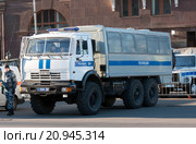 Полицейский спецавтомобиль для перевозки задержанных за правонарушения (Автозак) на площади Революции (2015 год). Редакционное фото, фотограф Александр Михайловский / Фотобанк Лори