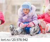 Счастливая девочка готовится скатится с ледяной горки. Стоковое фото, фотограф Иванов Алексей / Фотобанк Лори