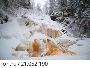 Замерзший водопад Юканкоски пасмурным январским днем. Карелия. Стоковое фото, фотограф Виктор Карасев / Фотобанк Лори