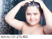 Довольное лицо мальчика который моет голову  в душе. Стоковое фото, фотограф Emelinna / Фотобанк Лори
