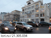 Москва, дом Сытина на Тверской и автомобильный поток (2016 год). Редакционное фото, фотограф Дмитрий Неумоин / Фотобанк Лори