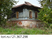Деревенский разрушающийся дом. Город Боровск Калужской области (2015 год). Стоковое фото, фотограф lana1501 / Фотобанк Лори