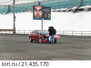 Разбитая иномарка после аварии на улице Хамовнический Вал (2012 год). Редакционное фото, фотограф Алёшина Оксана / Фотобанк Лори