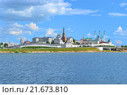 Вид на Казанский кремль с берега реки Казанки, Республика Татарстан (2015 год). Редакционное фото, фотограф Михаил Марковский / Фотобанк Лори