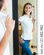 Young girl trying on a t-shirt. Стоковое фото, фотограф Яков Филимонов / Фотобанк Лори