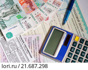 Документы для машины, деньги и калькулятор лежат на полисе ОСАГО. Стоковое фото, фотограф Игорь Низов / Фотобанк Лори