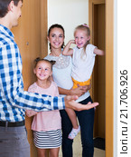 Hospitable householder meeting expected guests. Стоковое фото, фотограф Яков Филимонов / Фотобанк Лори