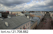 Пешеходная улица в центре провинциального города. Съемки с коптера. MOV. Редакционное видео, видеограф Евгений Ковалев / Фотобанк Лори