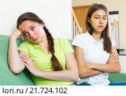 Two girls offended on each other. Стоковое фото, фотограф Яков Филимонов / Фотобанк Лори