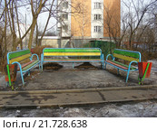 Скамейки для отдыха во дворе дома в Гольянове в Москве (2009 год). Стоковое фото, фотограф lana1501 / Фотобанк Лори