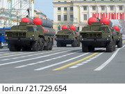 Колонна ракетных пусковых установок ЗРС С-300ПМ на репетиции парада в честь Дня Победы крупным планом. Санкт-петербург (2015 год). Редакционное фото, фотограф Виктор Карасев / Фотобанк Лори