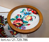 Пяльцы с вышивкой украинского узора на рушнике (2015 год). Редакционное фото, фотограф Вячеслав Палес / Фотобанк Лори