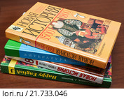 Разнообразные школьные учебники разных классов лежат стопкой на столе (2016 год). Редакционное фото, фотограф Игорь Низов / Фотобанк Лори
