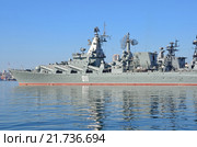 Флагман тихоокеанского флота гвардейский ракетный крейсер "Варяг"  в порту Владивостока (2015 год). Редакционное фото, фотограф Овчинникова Ирина / Фотобанк Лори