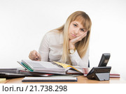 Уставшая специалистка листает документы в папке и посмотрела в кадр. Стоковое фото, фотограф Иванов Алексей / Фотобанк Лори