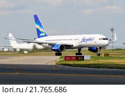 Boeing 757 (бортовой VQ-BCK) авиакомпании «Якутия» на разбеге во Внукове (2011 год). Редакционное фото, фотограф Alexei Tavix / Фотобанк Лори