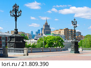 Город Москва. Уличные фонари на террасе перед Храмом Христа Спасителя (2015 год). Редакционное фото, фотограф Зобков Юрий / Фотобанк Лори